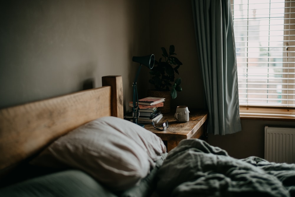 une chambre avec un lit et une fenêtre avec stores