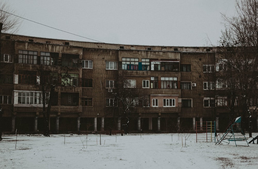 ein altes Gebäude mit einem Spielplatz davor