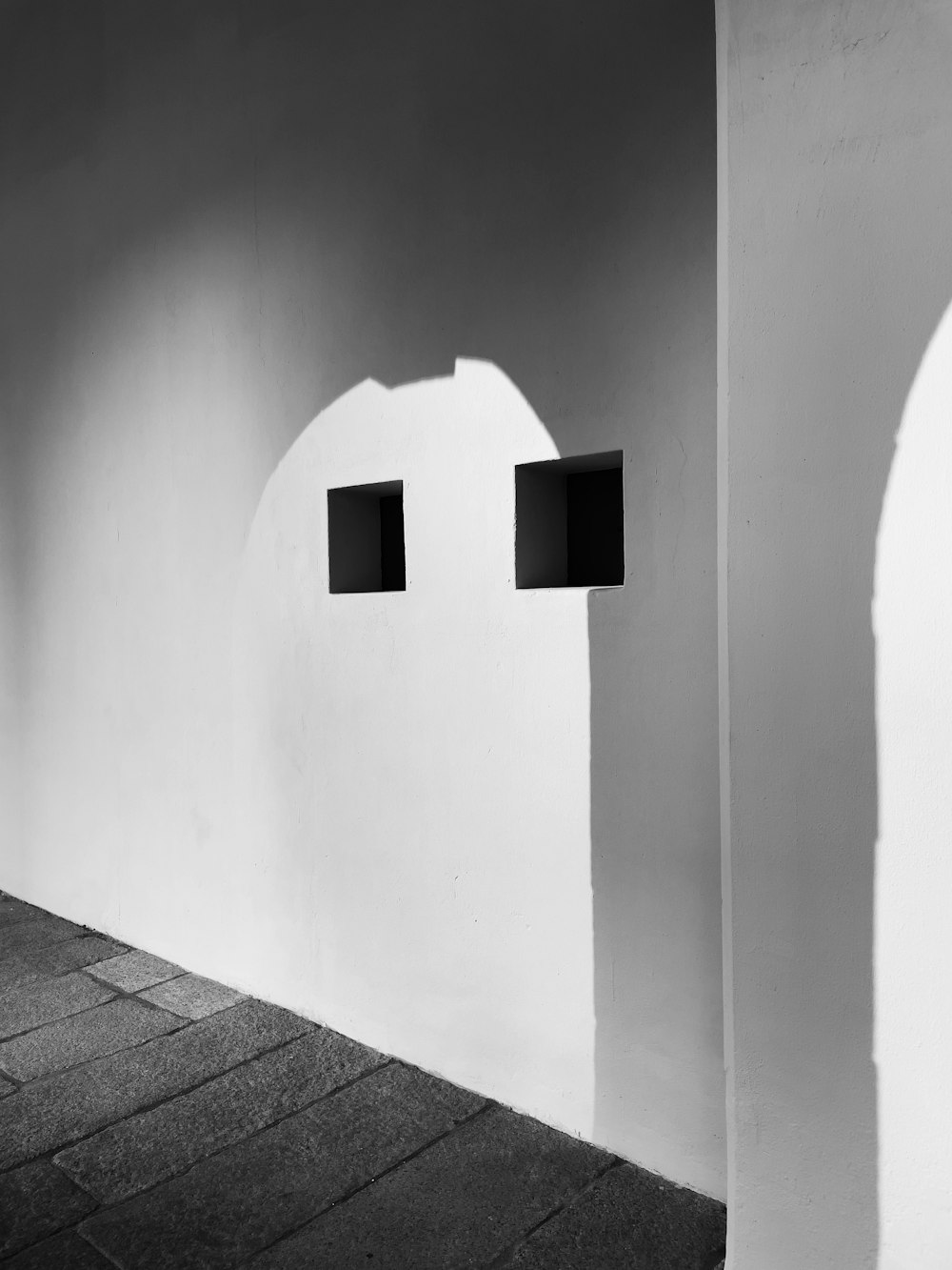 두 개의 사각형 창의 흑백 사진