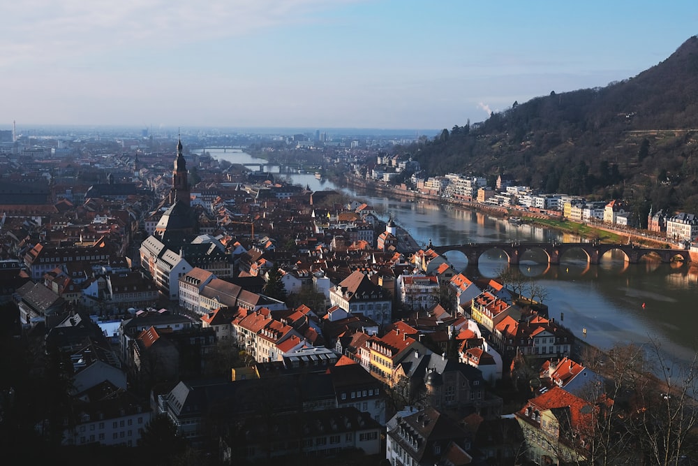 Ein Fluss, der neben einer Brücke durch eine Stadt fließt