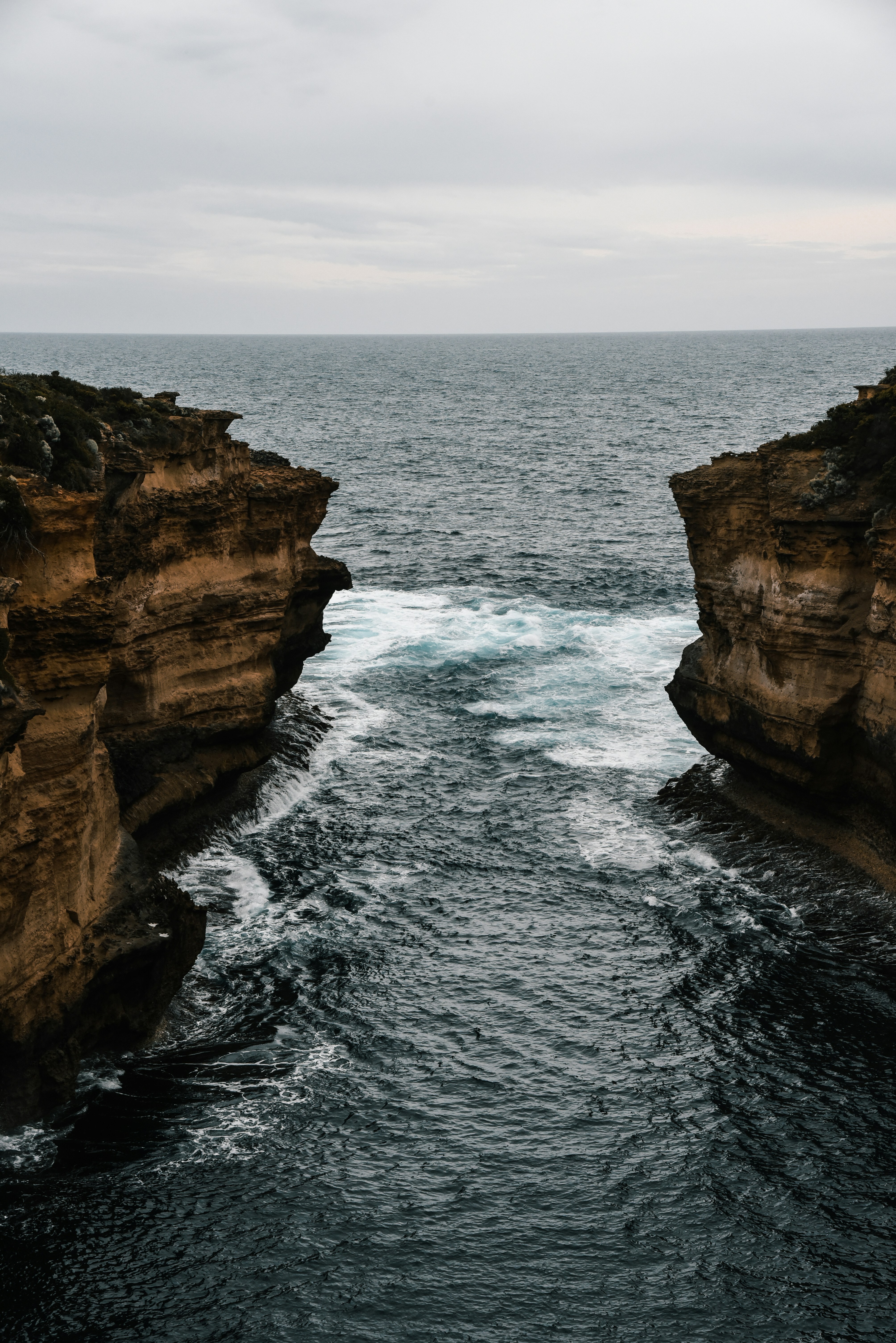 Une île rocheuse au milieu d’un plan d’eau