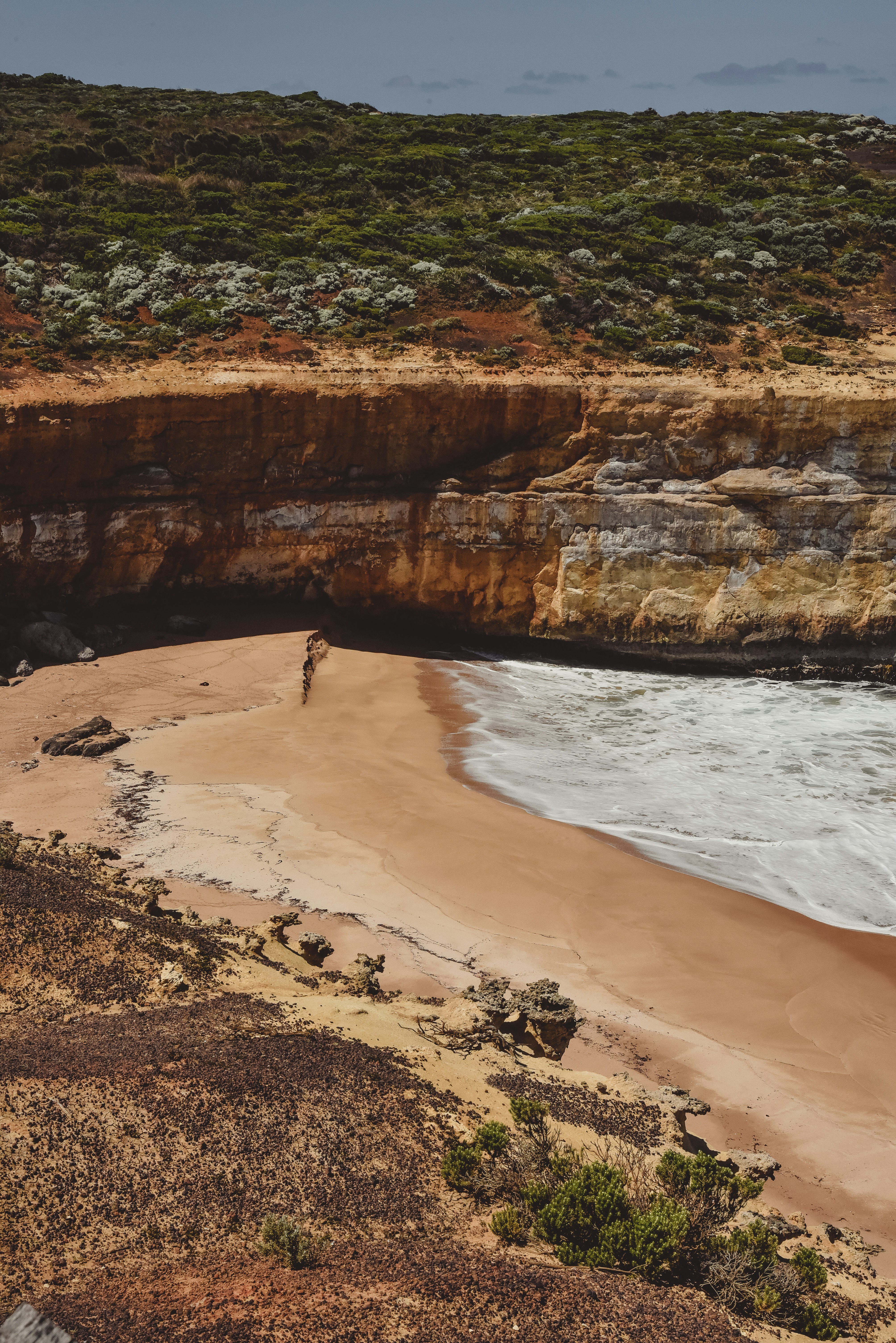 une plage rocheuse à côté d’un plan d’eau