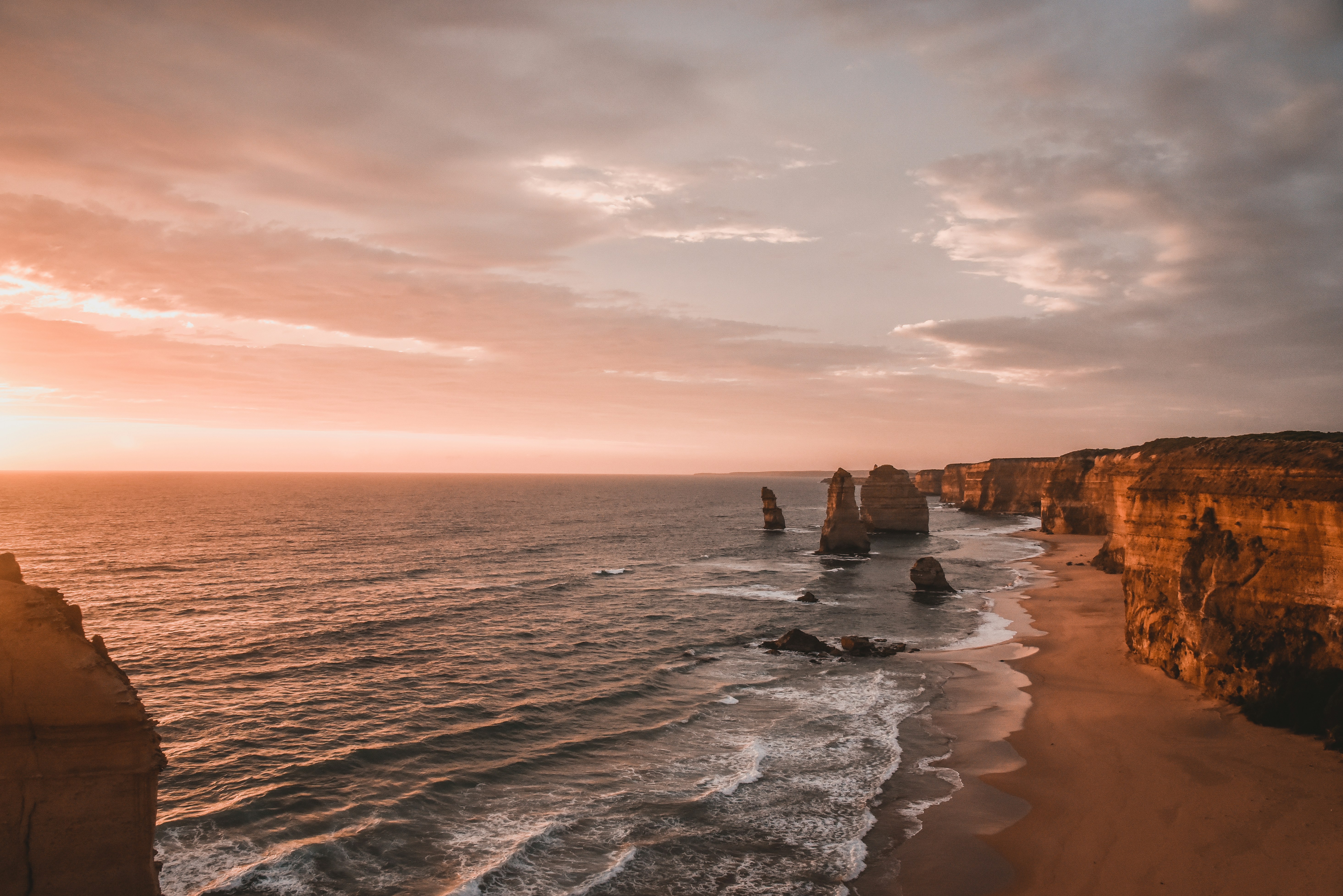 un coucher de soleil sur un plan d’eau