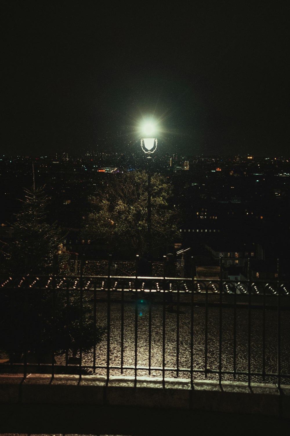 Una vista nocturna de una ciudad desde un balcón