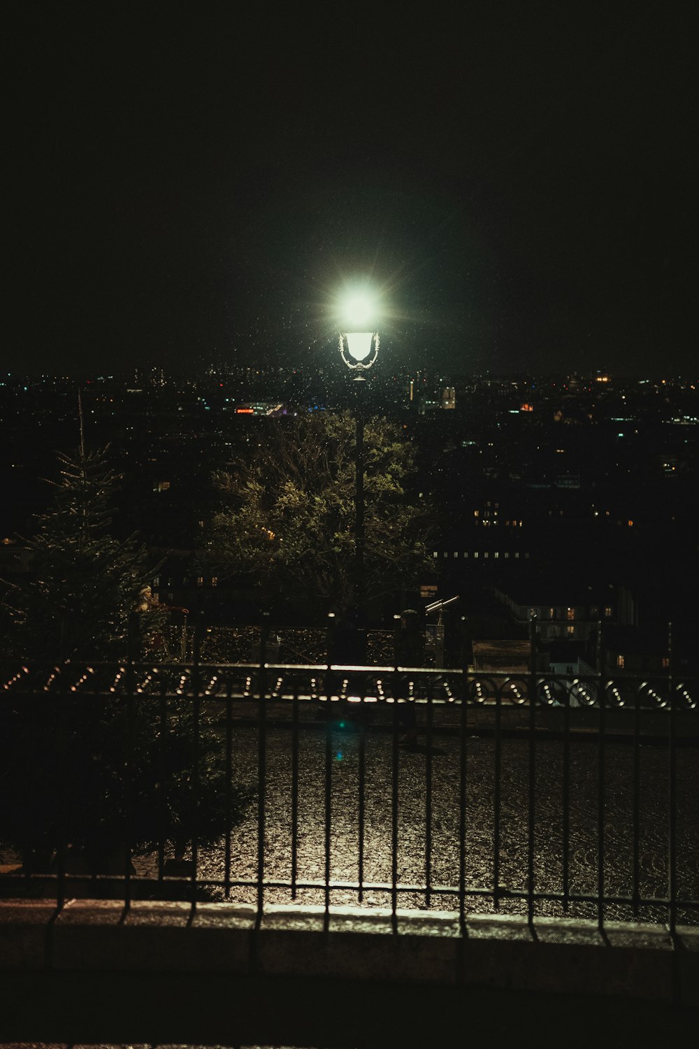 Una vista notturna di una città da un balcone