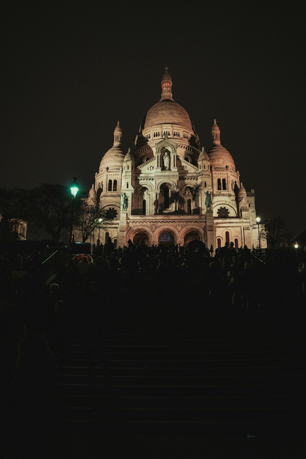 a very large building with a lot of people around it