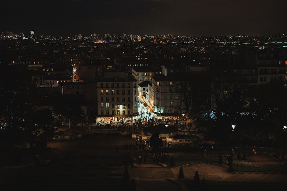Una vista nocturna de una ciudad desde una colina