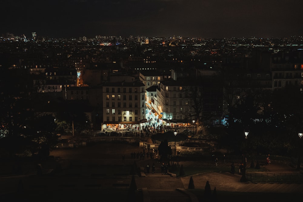 uma vista noturna de uma cidade de uma colina