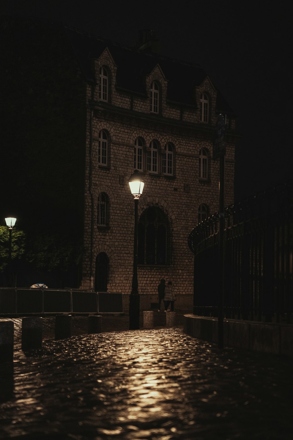 una persona in piedi di fronte a un edificio di notte