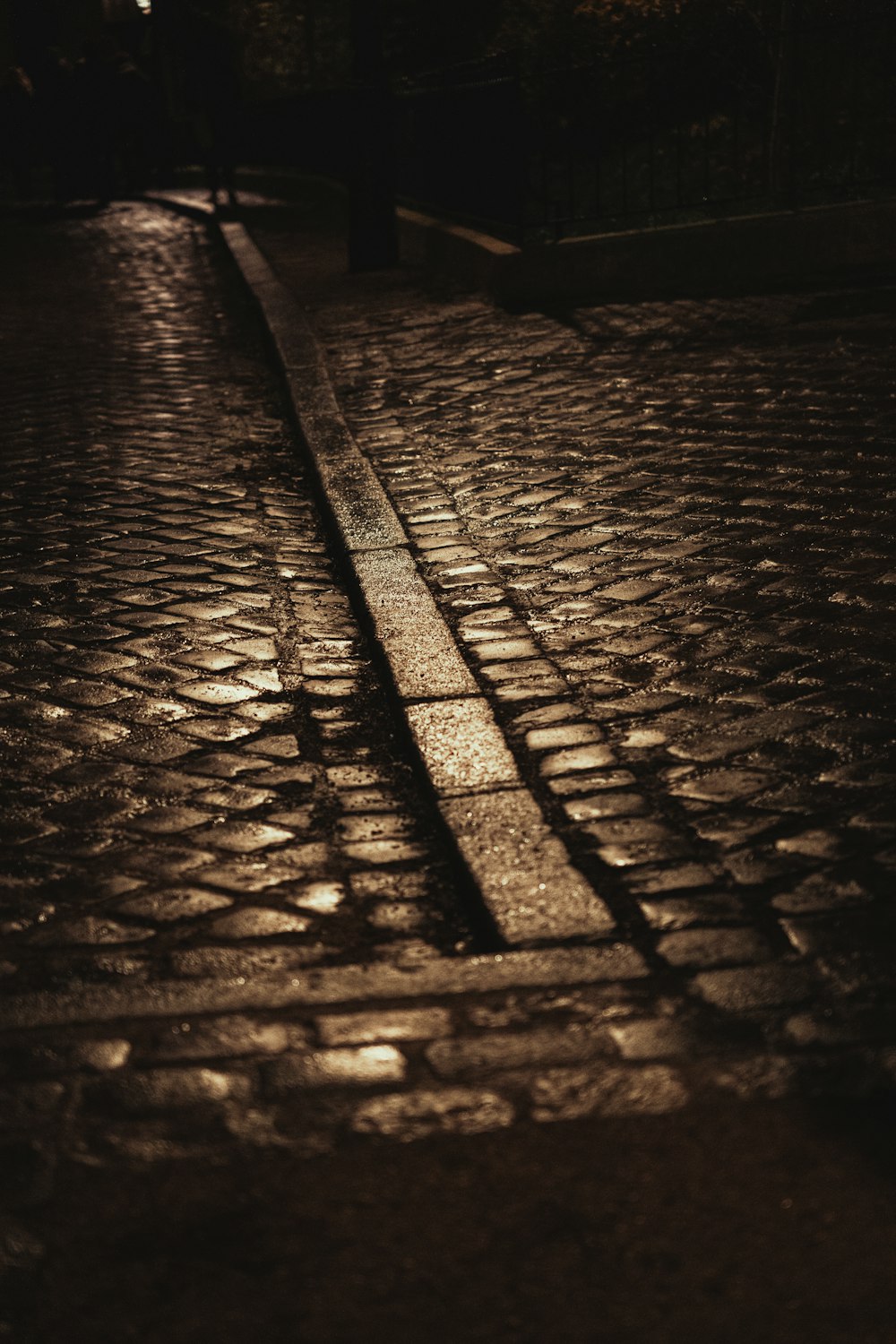 Una calle oscura con una luz brillando sobre ella