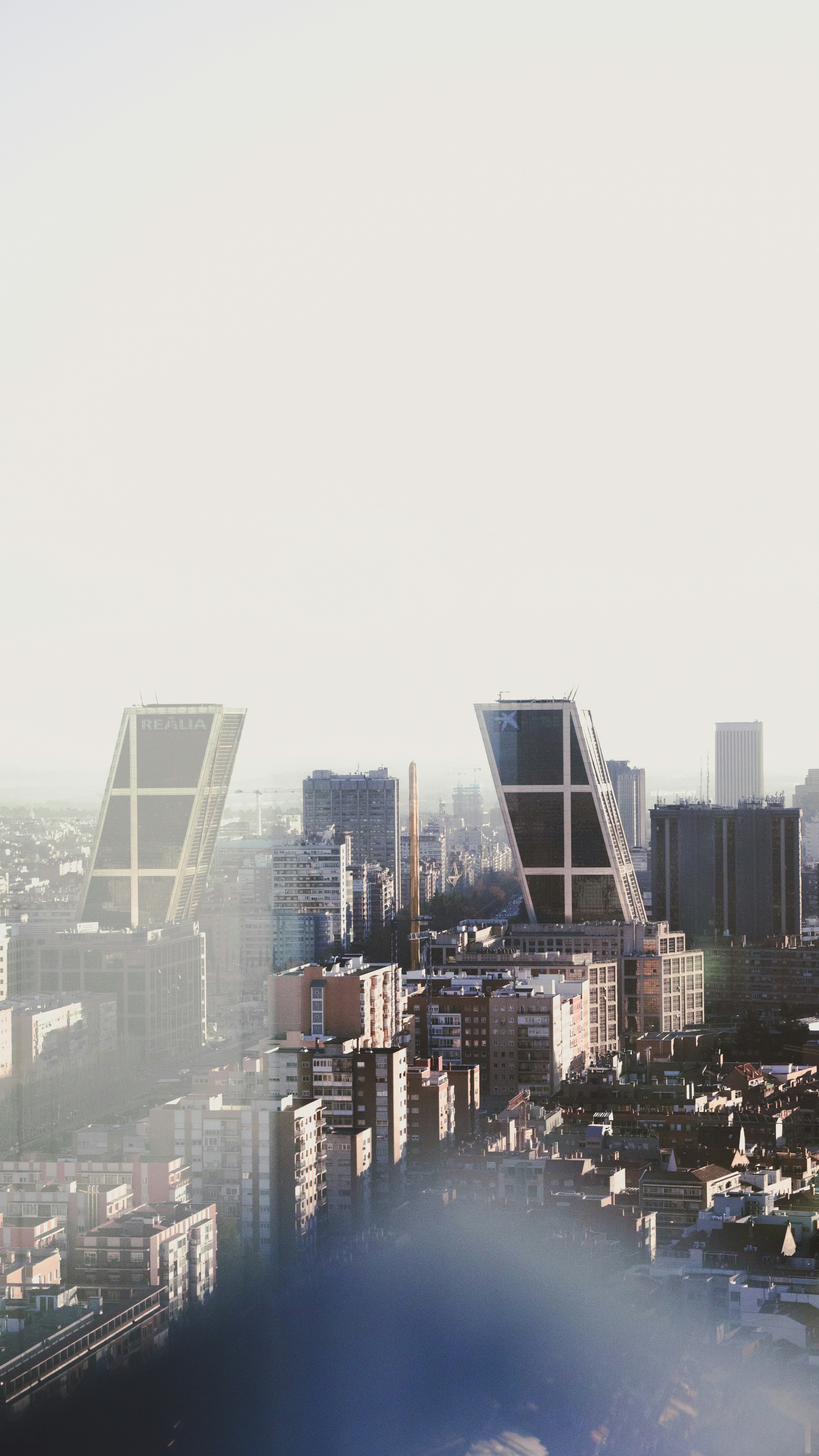une vue d’une ville du haut d’un immeuble