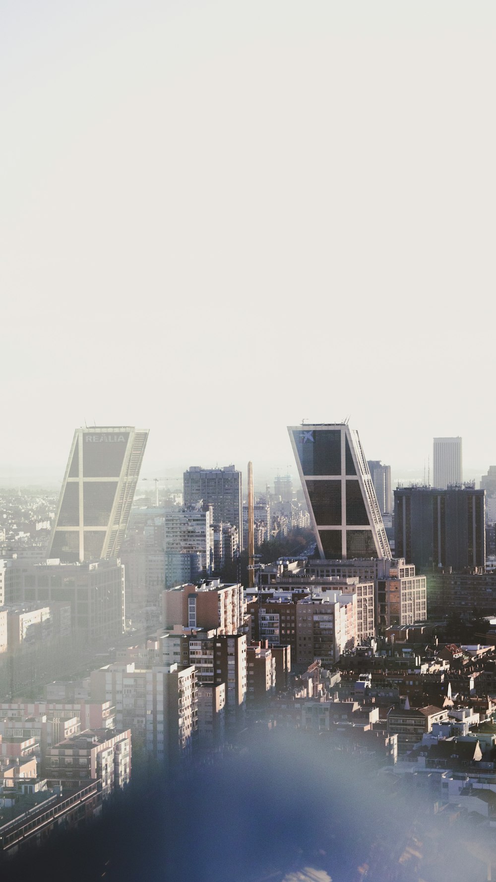 Una vista de una ciudad desde lo alto de un edificio