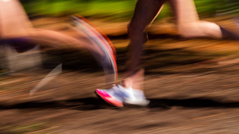 uma foto borrada de uma pessoa correndo