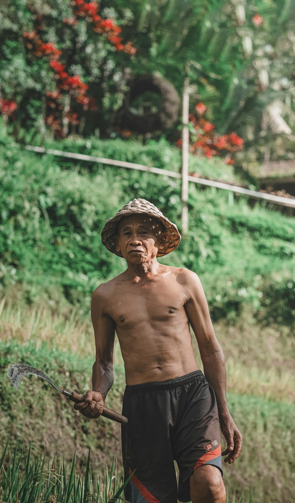 Un hombre sin camisa camina por la hierba