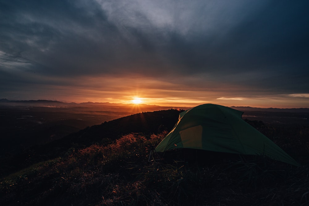 Foto zum Thema Ein zelt auf einem hügel bei sonnenuntergang – Kostenloses  Bild zu Camping auf Unsplash