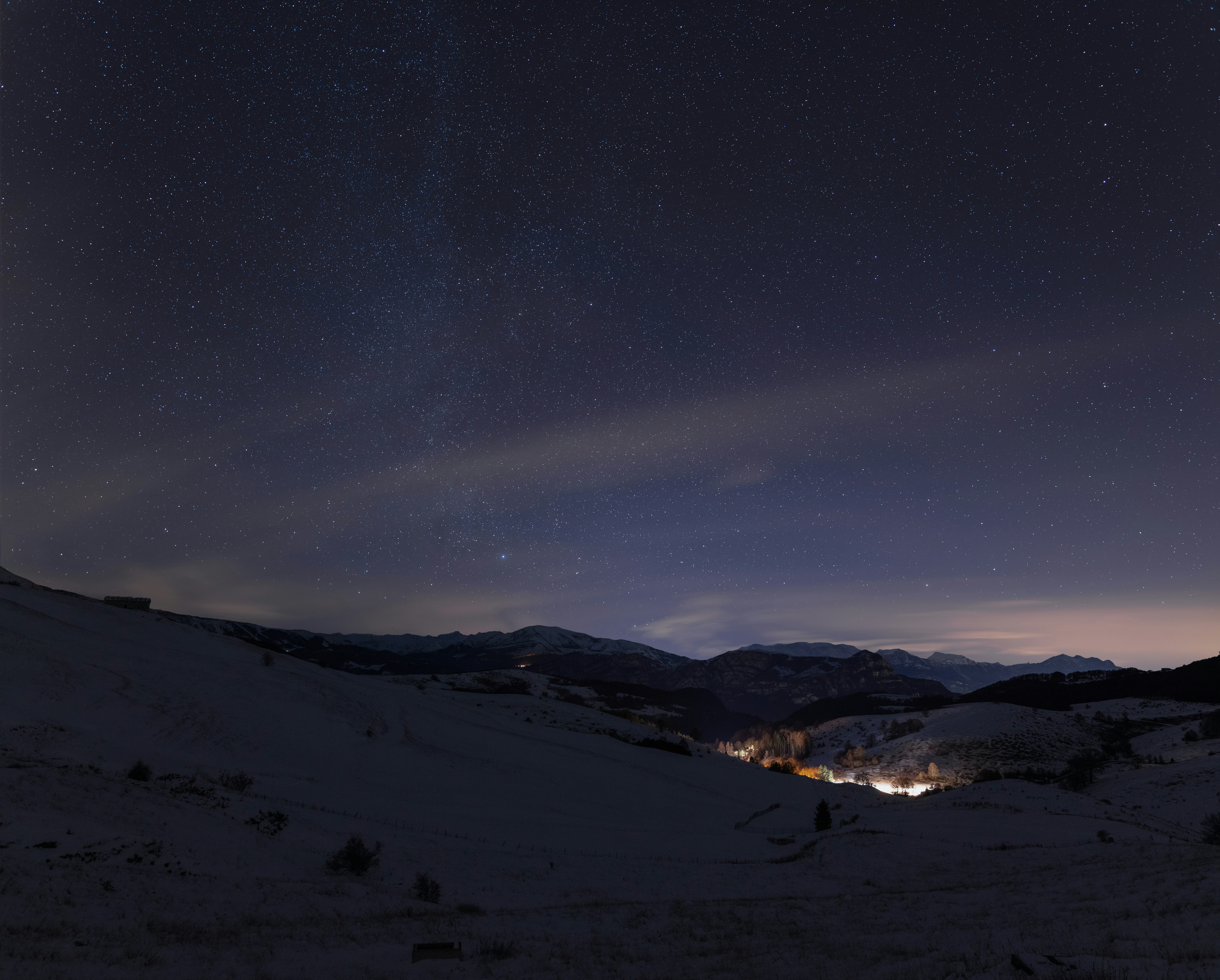 雪山の上に星が咲く夜空