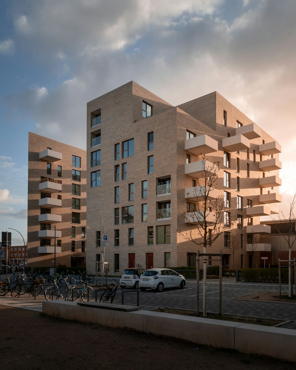 Un edificio con molte finestre accanto a un parcheggio