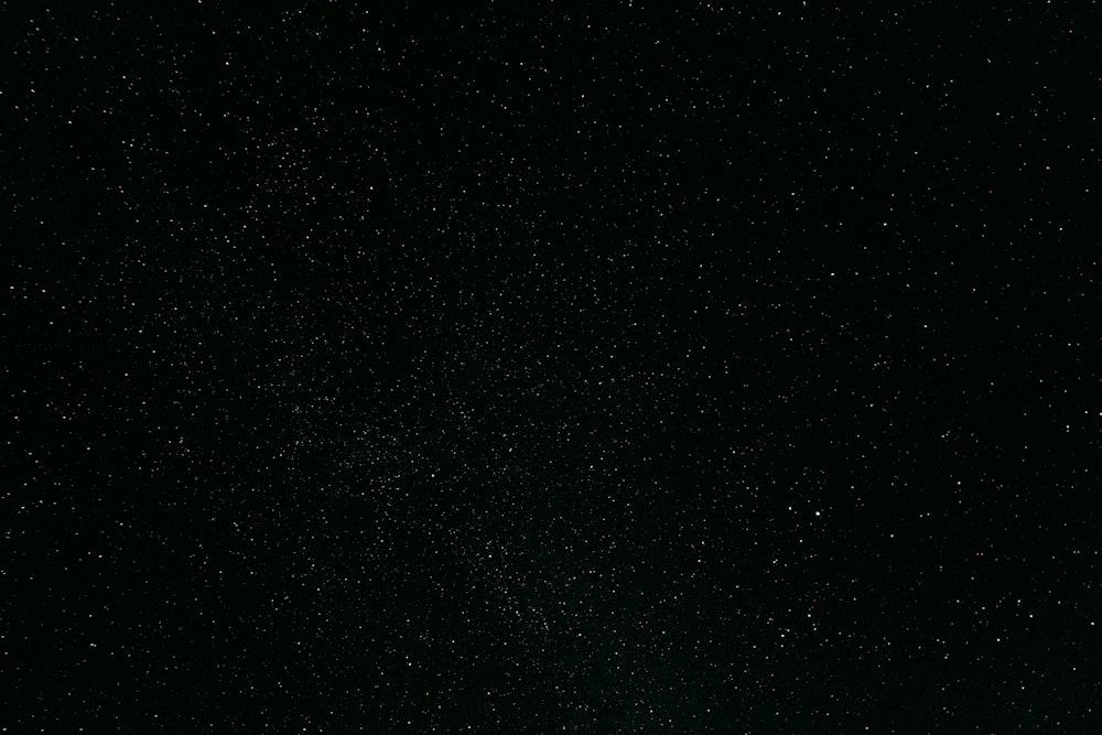Un cielo nero con molte stelle