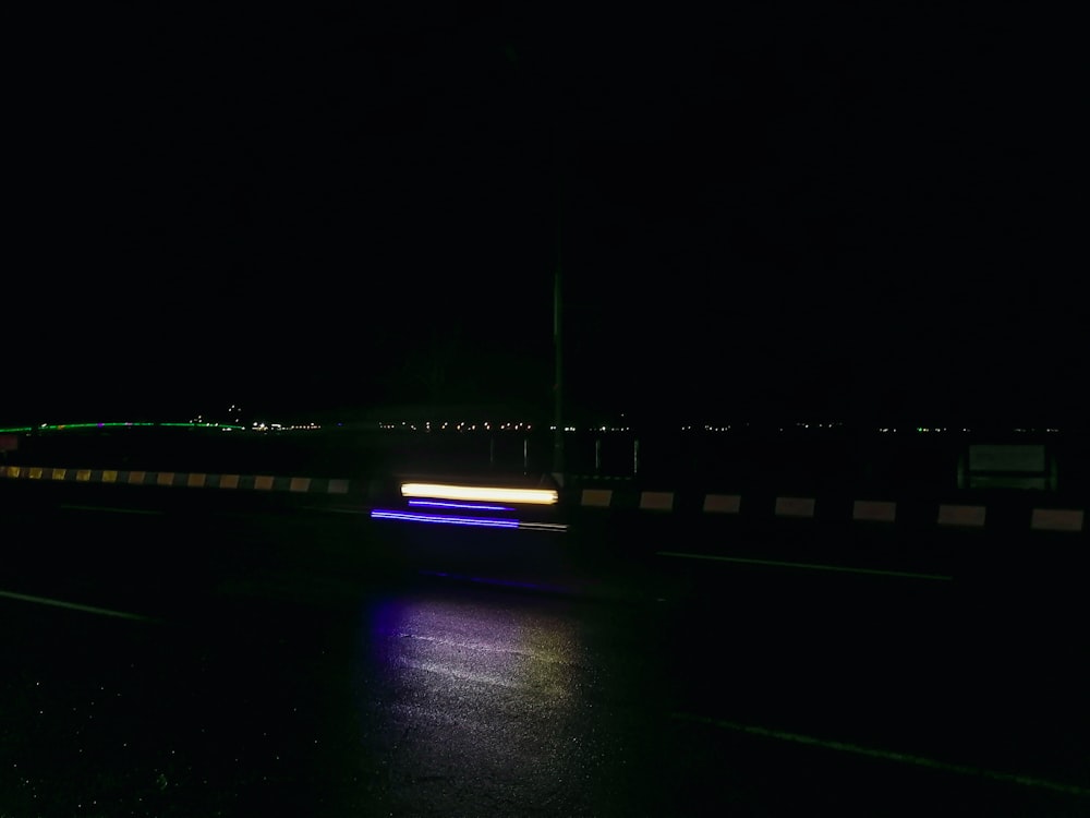 une photo floue d’une autoroute la nuit