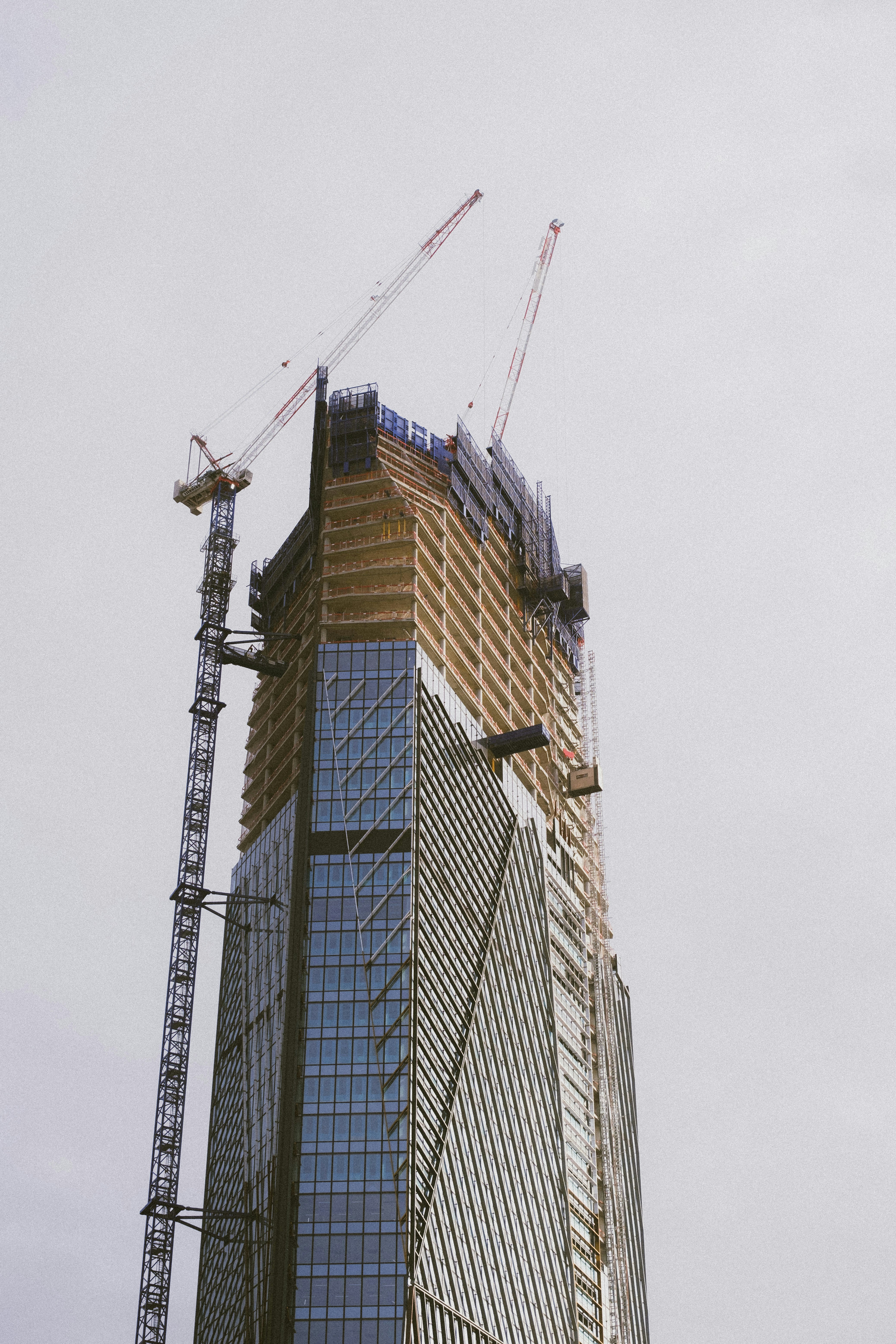 Un edificio alto con una grúa encima foto – Imagen de Ciudad gratuita en  Unsplash, image size:3000x4500