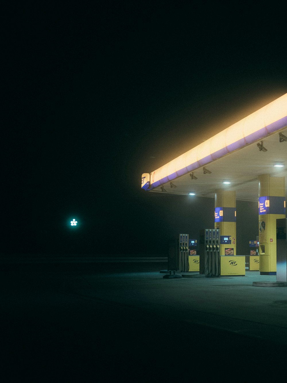 um posto de gasolina à noite com as luzes acesas