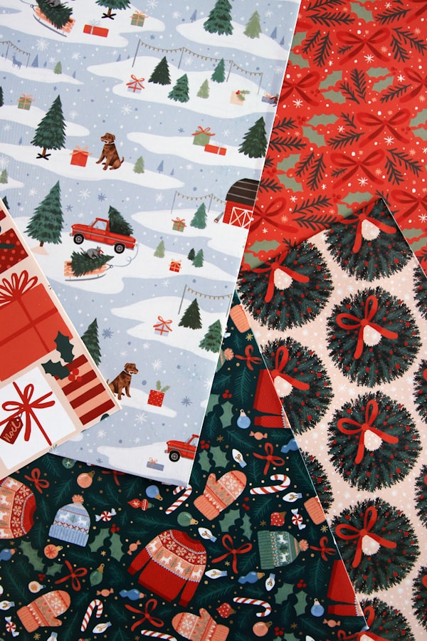 Rotoli di carta da regalo sovrapposti con texture diverse