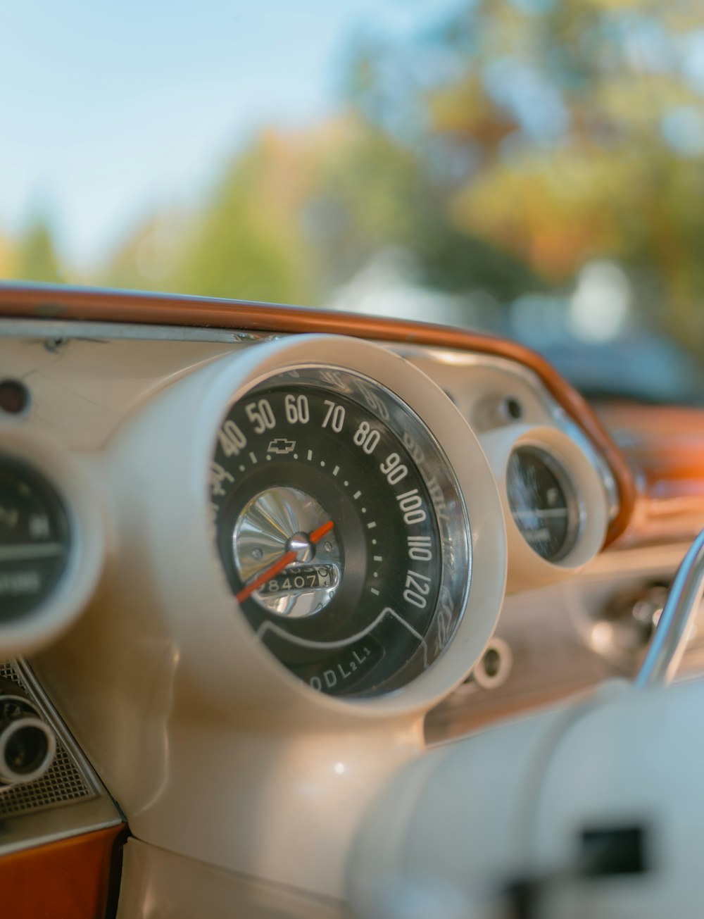 un tableau de bord d’une voiture avec un compteur de vitesse