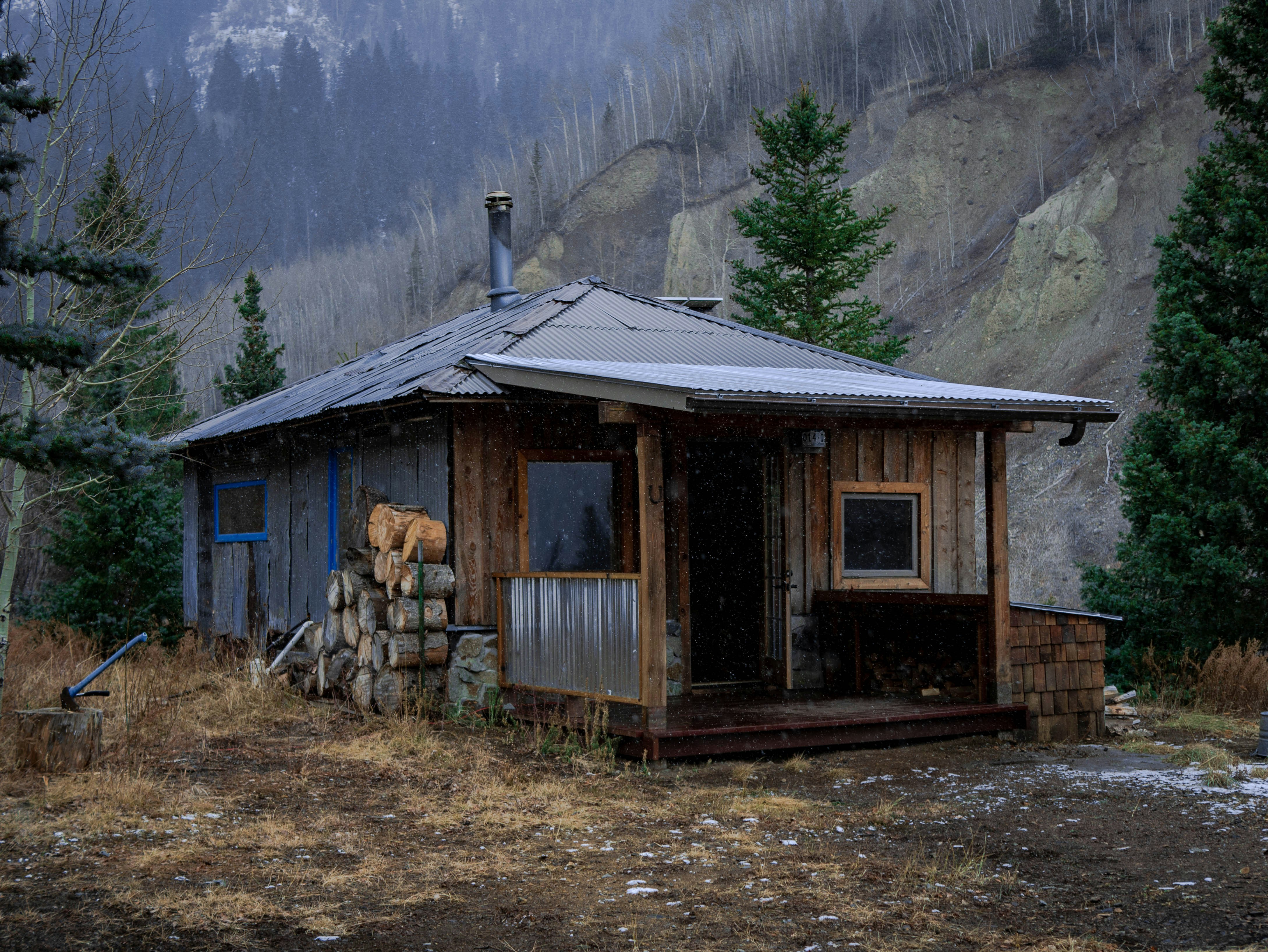 a small cabin in the middle of a forest