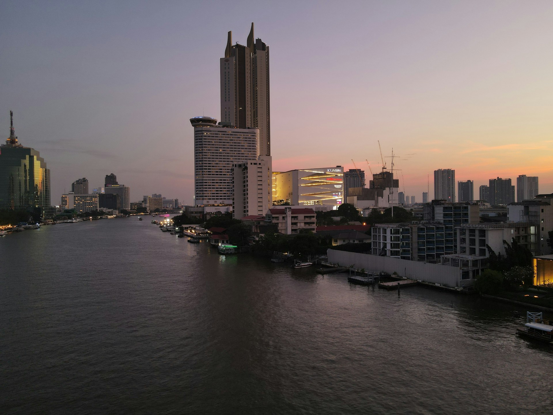 gray computer monitor