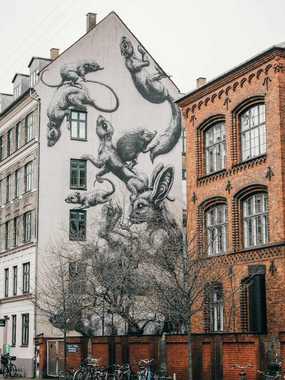 um grande mural ao lado de um edifício