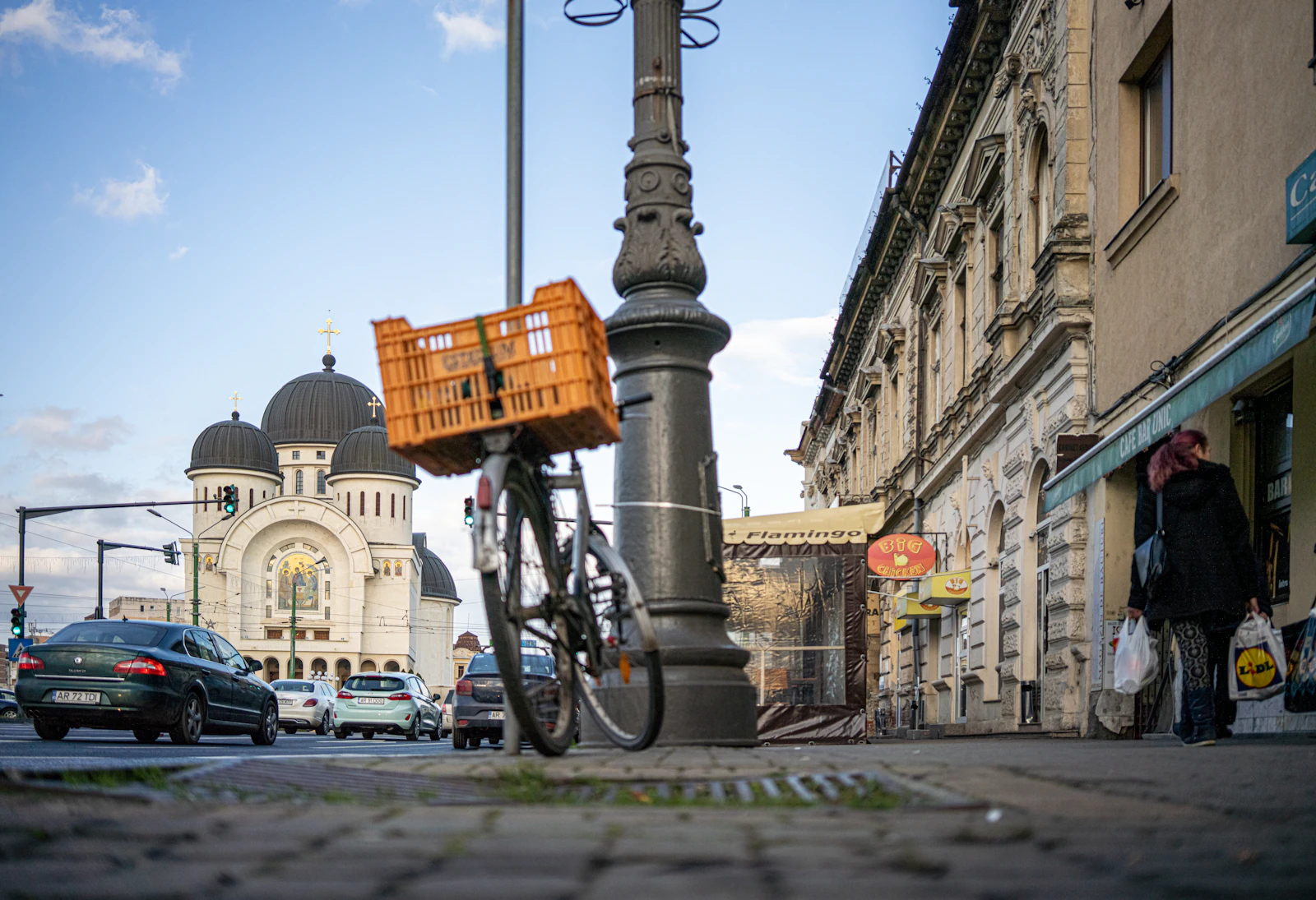 Cazare în Arad: stradă din centru, cu turlele unei catedrale în fundal