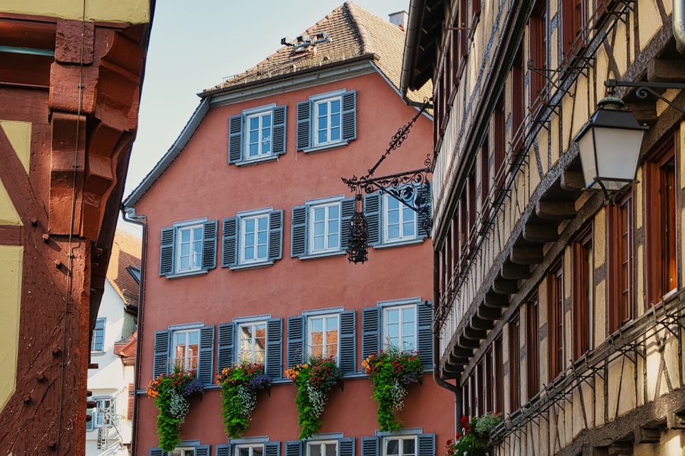 Un bâtiment rouge avec des volets et des fenêtres bleus