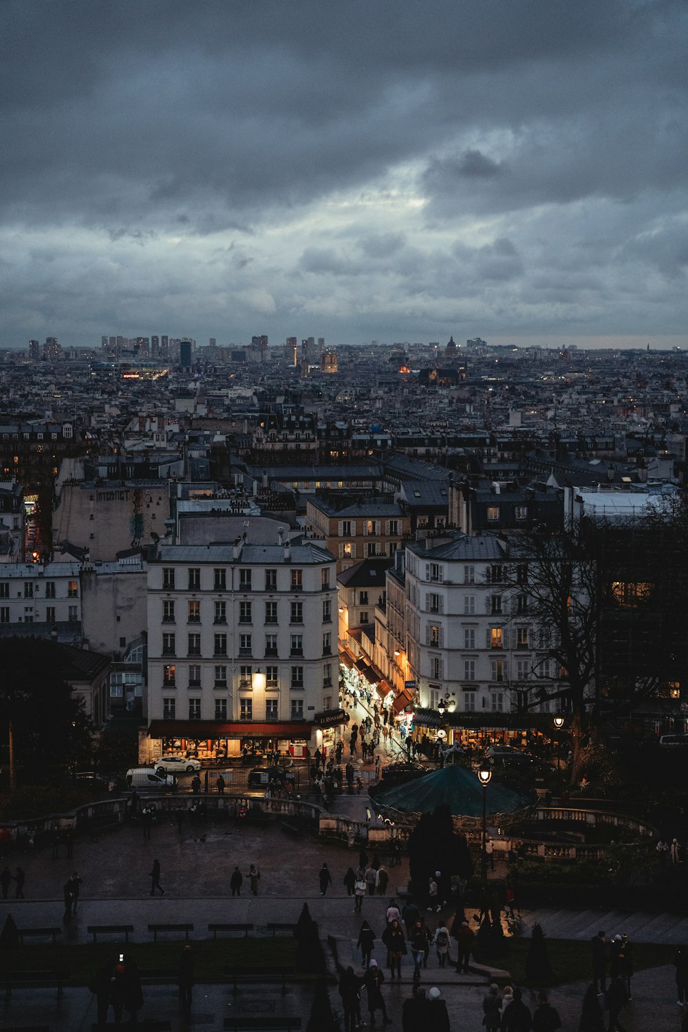 uma vista de uma cidade à noite de um ponto de vista alto