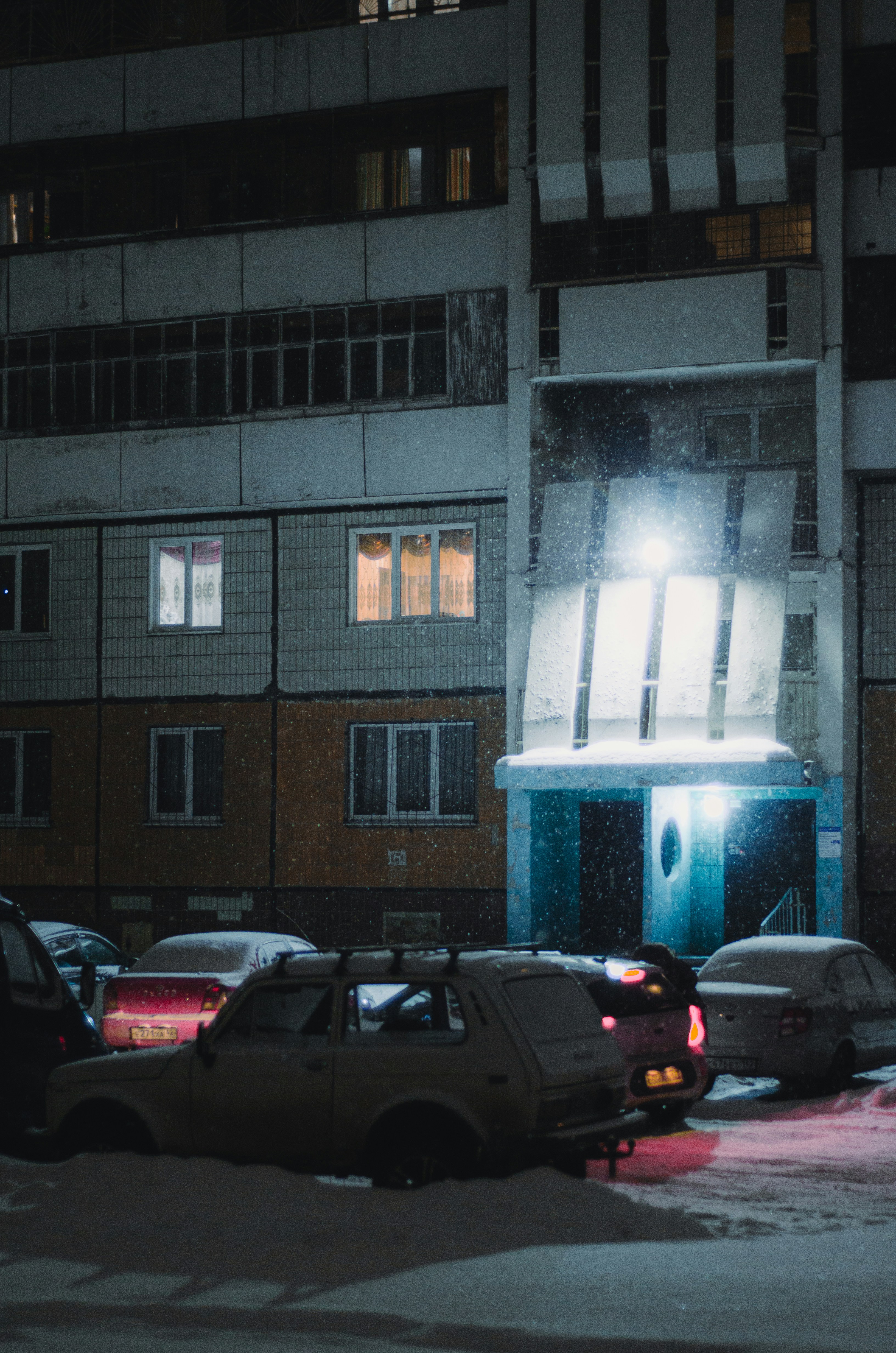 um estacionamento cheio de carros estacionados