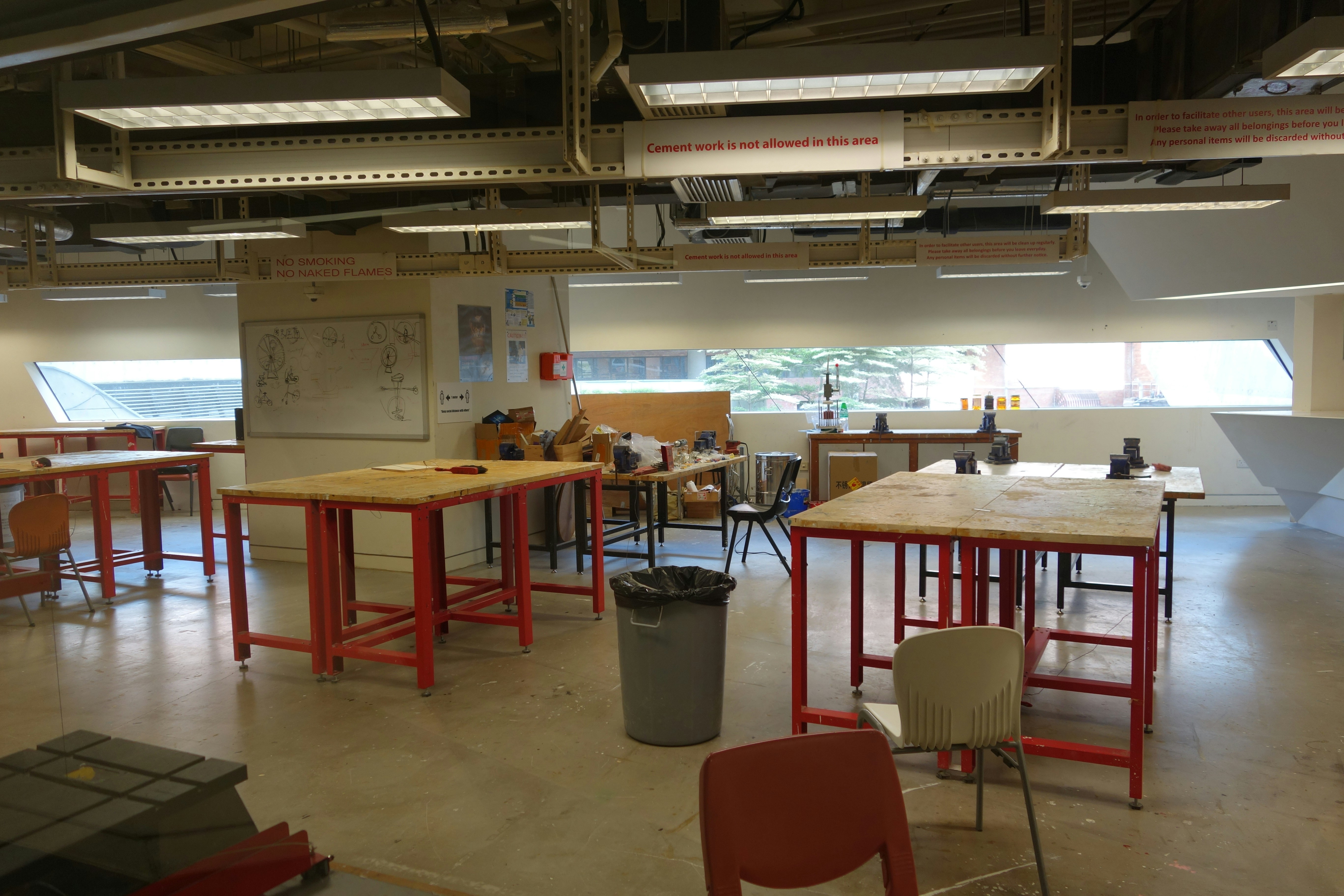 a room filled with lots of tables and chairs