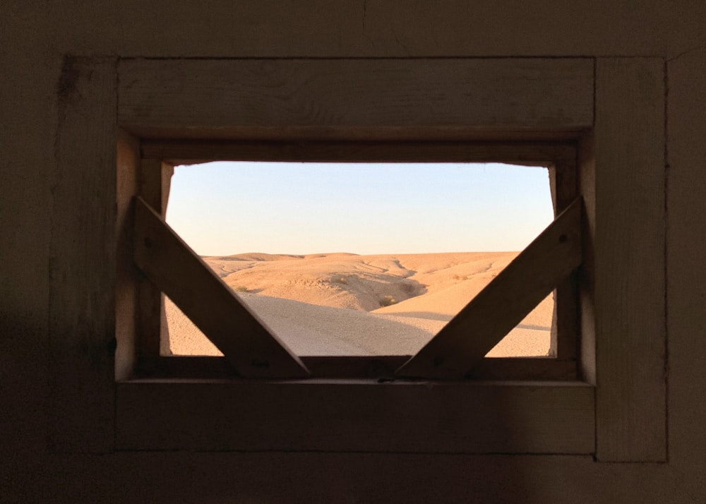 Blick auf eine Wüste durch ein Fenster
