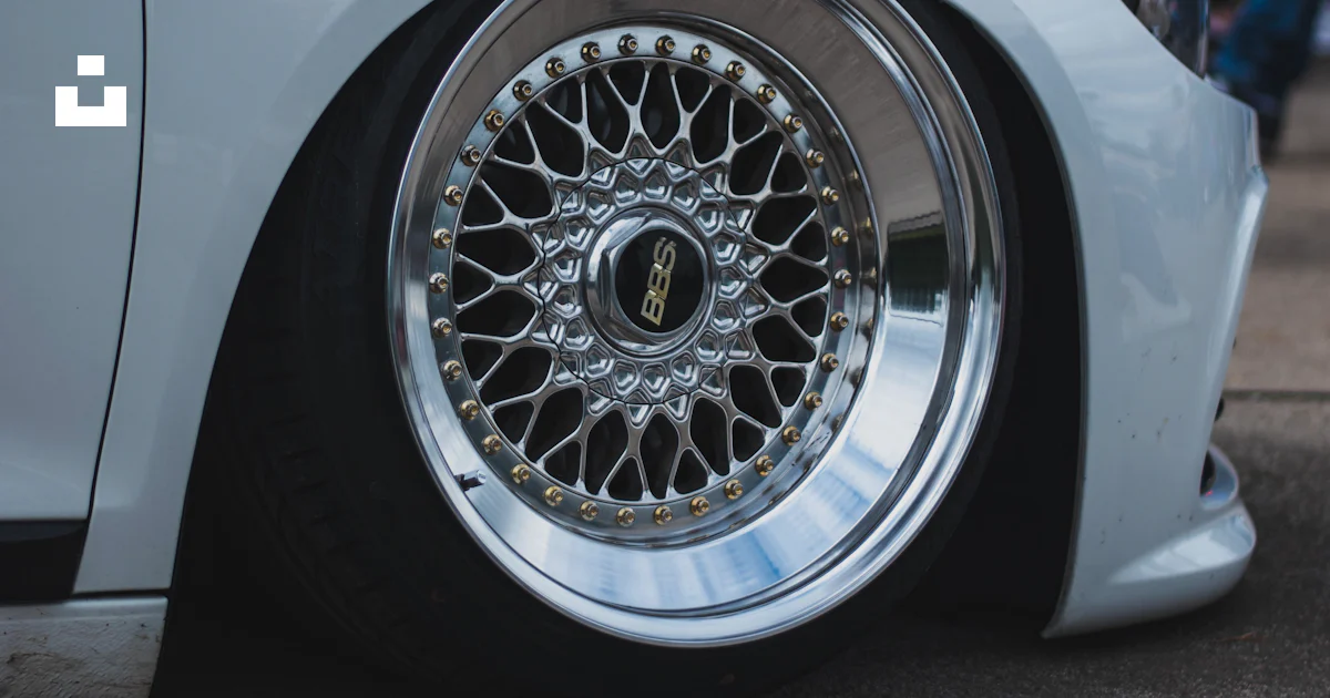 Wheel Invloved A close up of a wheel on a car photo – Free Vehicle Image on Unsplash