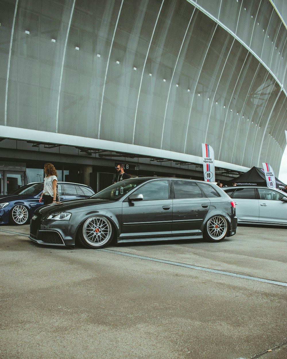 a group of cars parked in front of a building