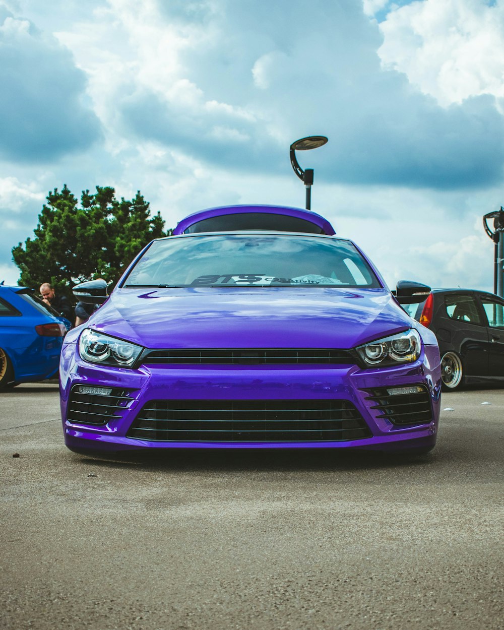 une voiture violette garée dans un parking