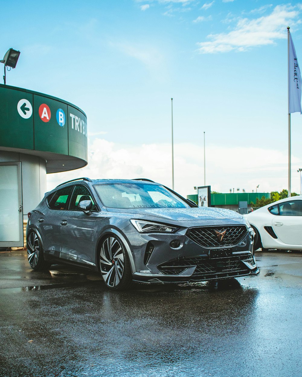 um carro estacionado em frente a uma estação de lavagem de carros