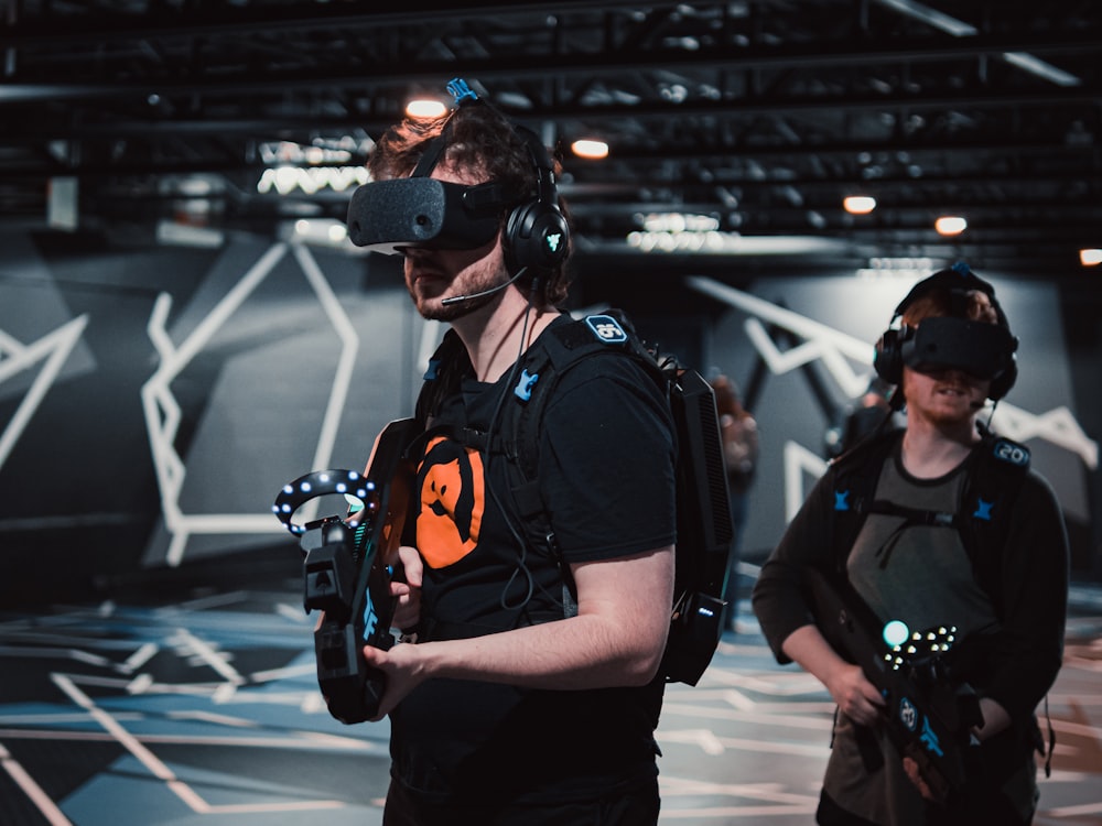 Eine Gruppe von Menschen, die Virtual-Reality-Headsets tragen
