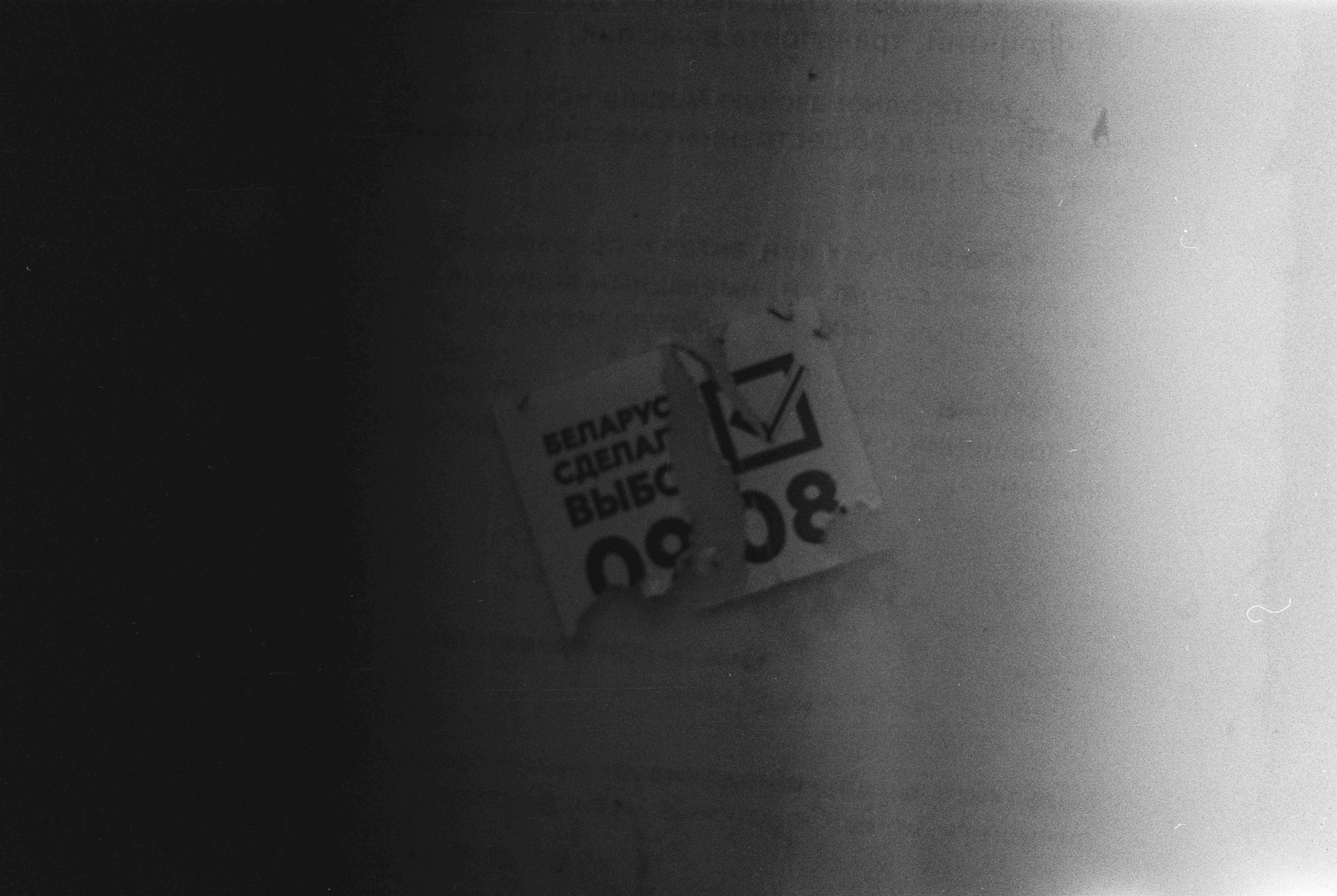 Obraz przedstawiający e-papierosa jednorazowego leżącego obok pliku banknotów (np. 50 zł i 20 zł) lub graficzny symbol wysokiej ceny, wskazujący na drastyczny wzrost kosztów.