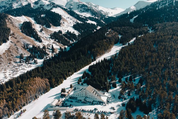 An aerial view of a house in the mountains — Karakol, Kyrgyzstan