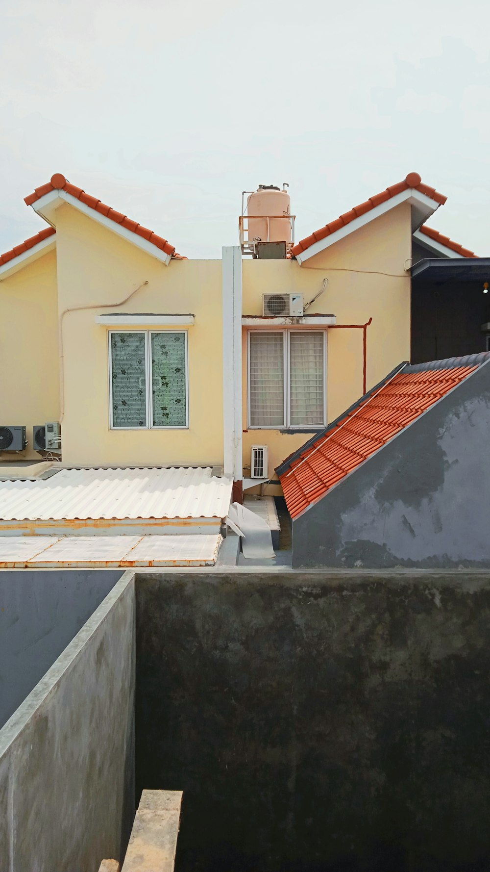 une vue d’une maison depuis le toit d’un immeuble