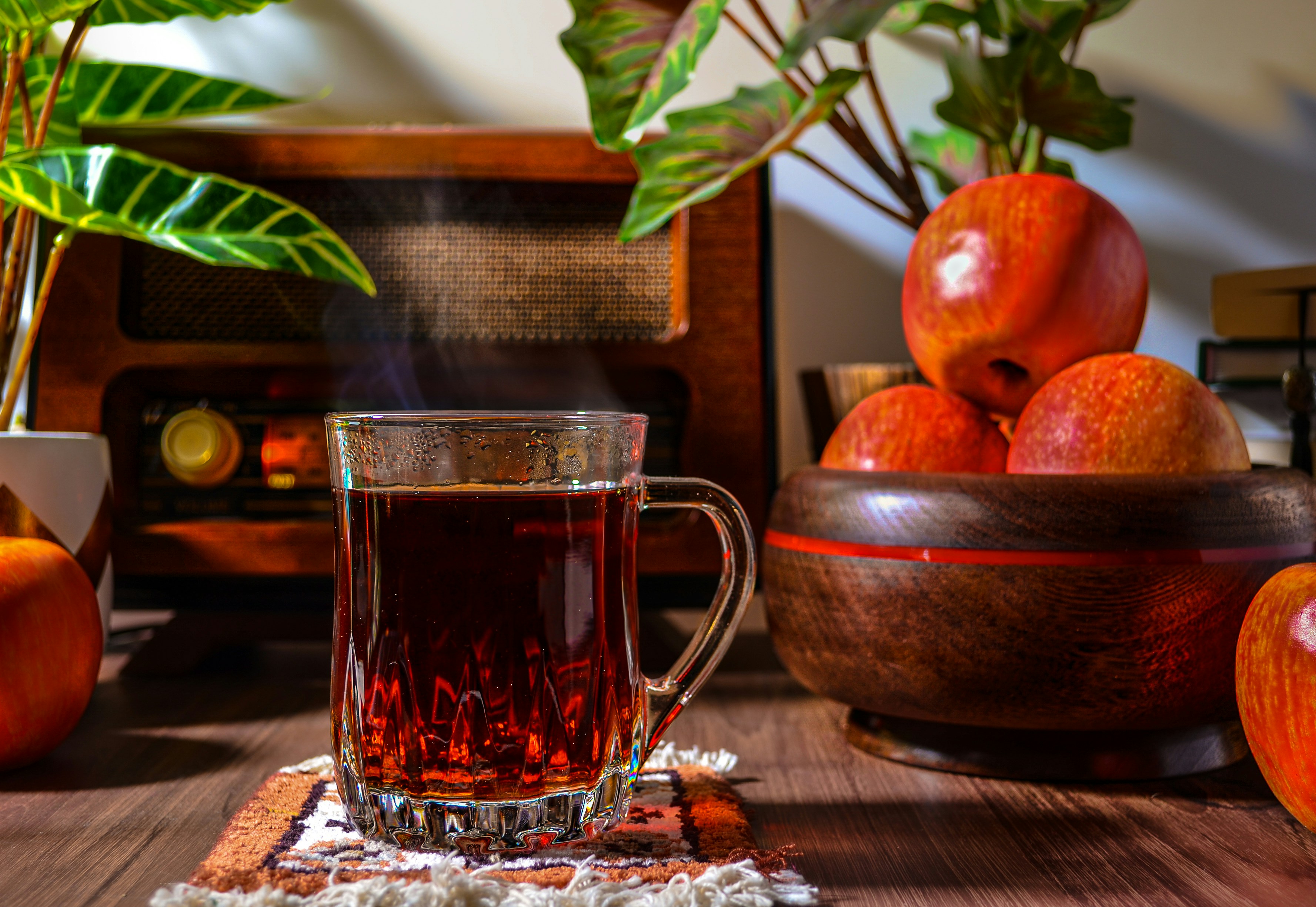 una tazza di tè seduti sopra un tavolo di legno