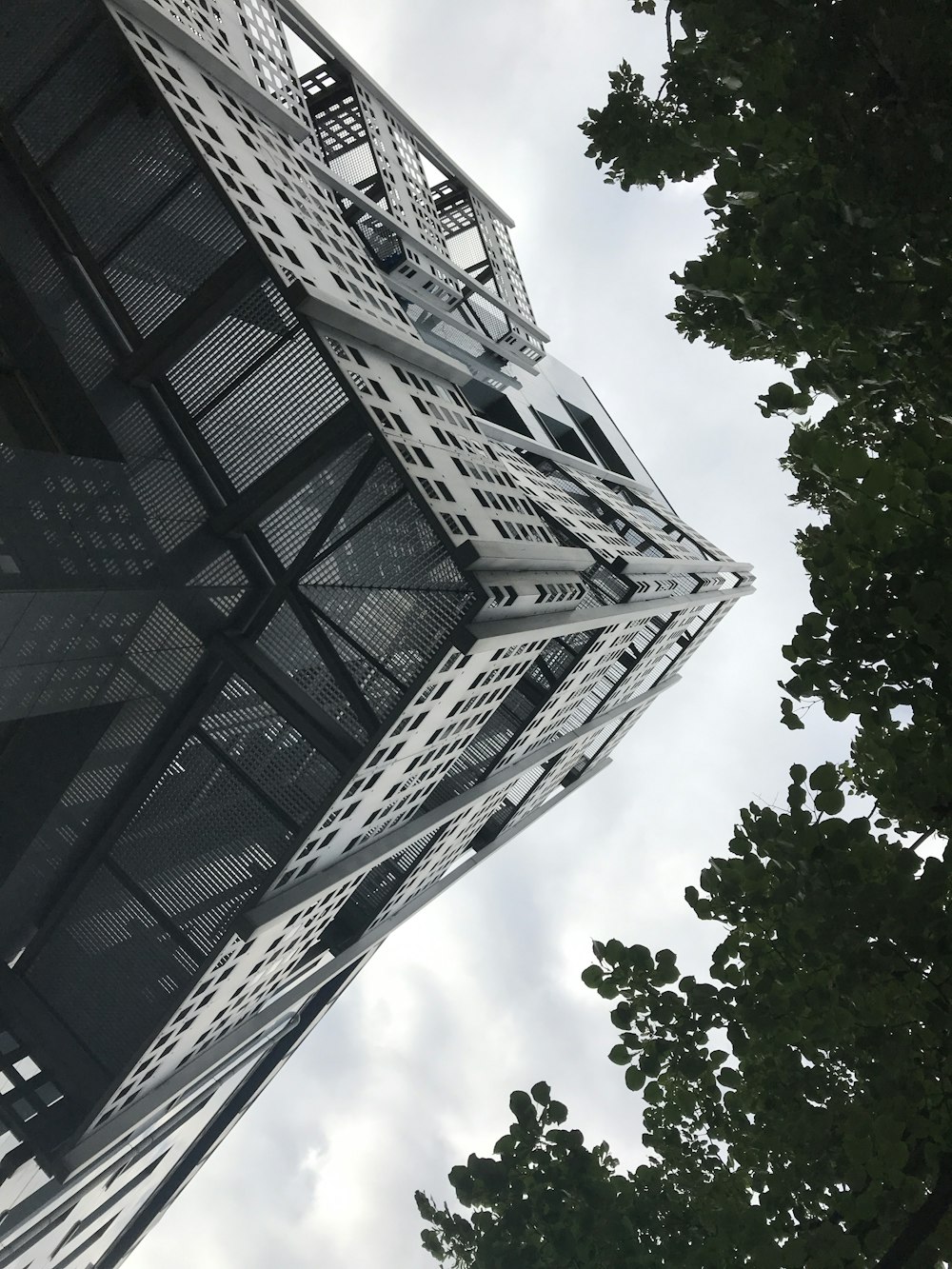 Mirando hacia la parte superior de un edificio alto