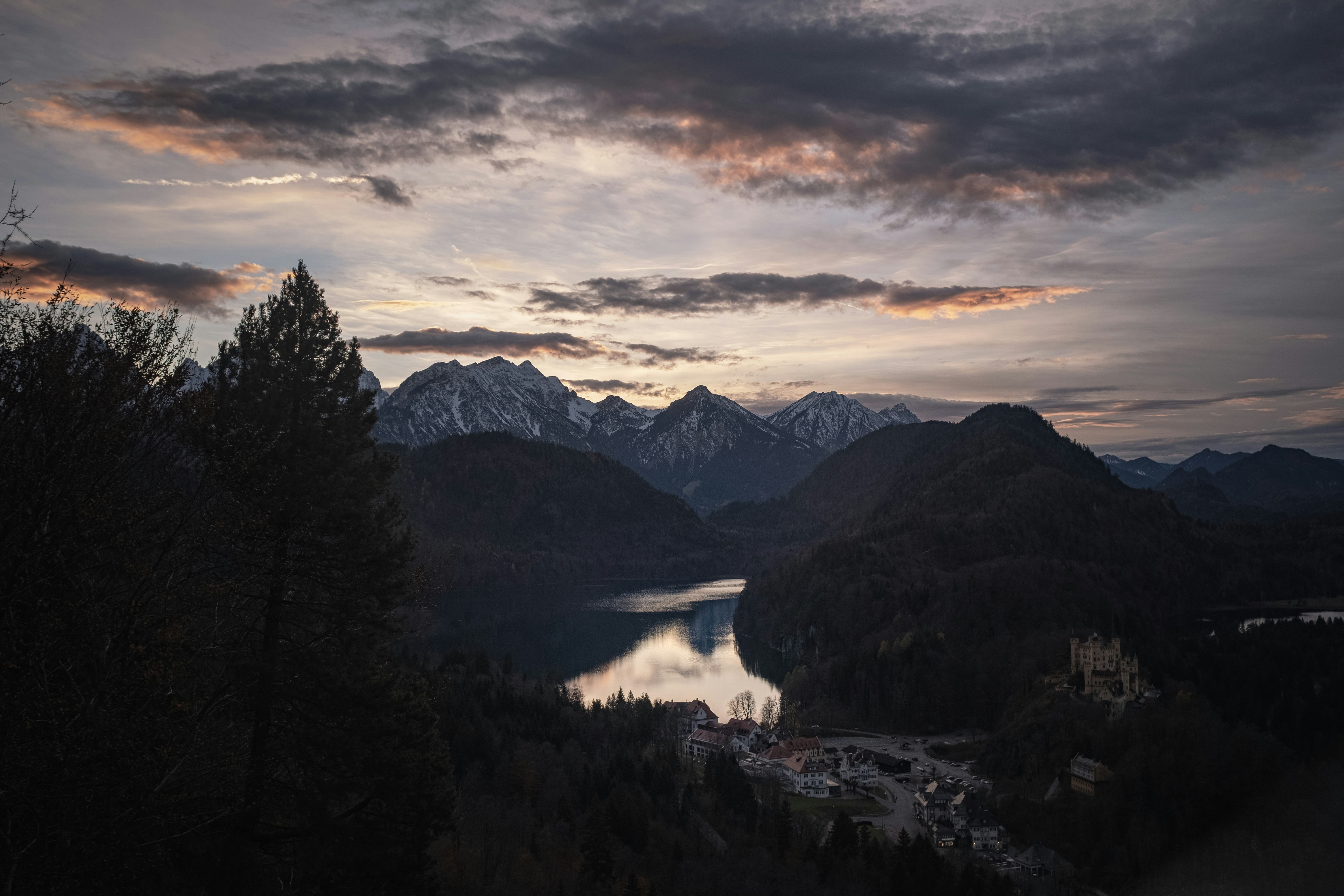 Une vue sur un lac et des montagnes au coucher du soleil