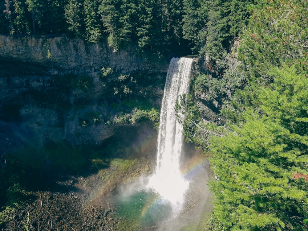 una cascata con un arcobaleno nel mezzo