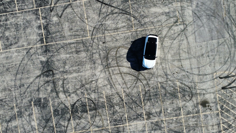 una veduta aerea di un'auto parcheggiata in un parcheggio