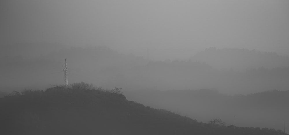 안개로 뒤덮인 언덕의 흑백 사진